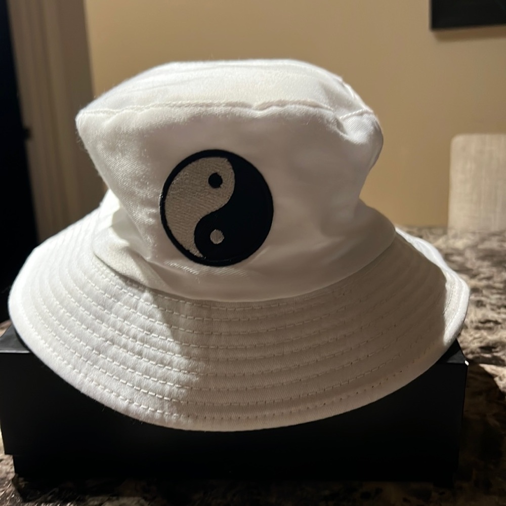 Women’s one size fits all ying yang bucket hat